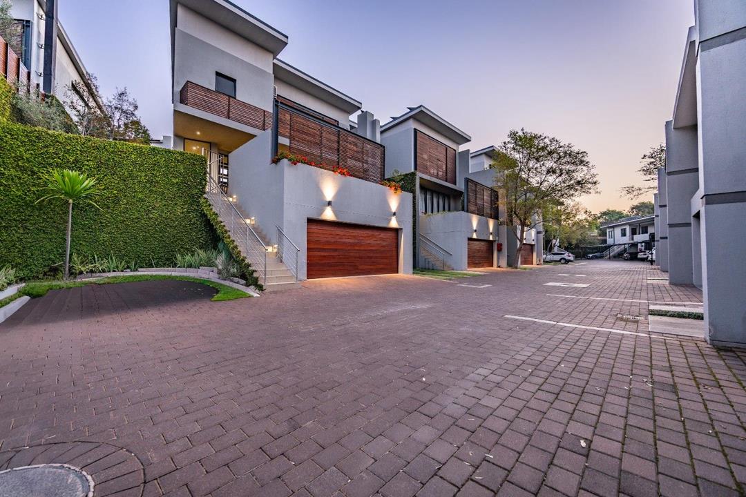Modern three-bedroom home for sale in Menlo Park